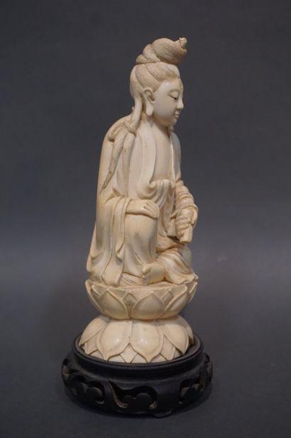 ASIE Asian statuette in ivory: "Personage sitting on a lotus". 19 cm