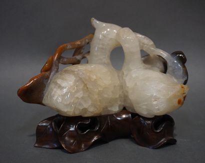 ASIE Asian statuette representing two ducks in white quartz on a wooden base. 9x15...