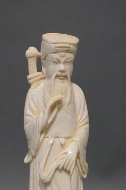 ASIE Statuette asiatique: "Homme barbu à l'épée" en ivoire. 13 cm