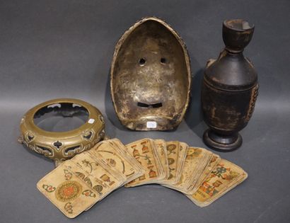 null 
Masque carapace de tortue et métal, vase de style antique (accident, 23 cm),...