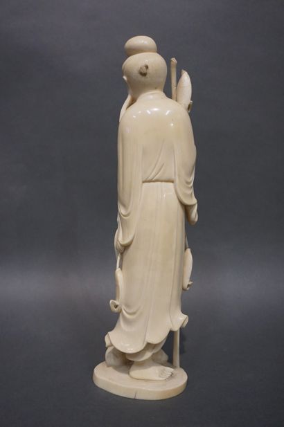 ASIE Statuette asiatique en ivoire: "Pêcheur au panier". 30 cm