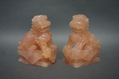 ASIE Paire de statuettes asiatiques: "Chiens de fô" en quartz rose. 14 cm