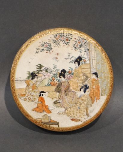 JAPON Round ceramic box from Japan with satsuma decoration of elegant women in front...
