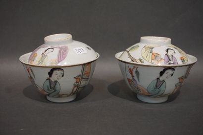 ASIE 
Paire de bols couverts en porcelaine chinoise à décor d'élégantes et de calligraphie...