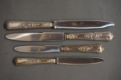 MÉTAL ARGENTÉ Manette de treize grands couteaux et onze petits couteaux en métal...