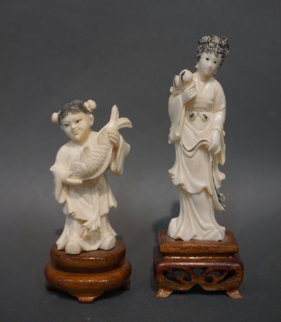 ASIE Deux figurines asiatiques: "Enfant au poisson" (9 cm) et "Femme debout" (12,5...