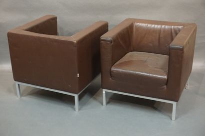 GIULIOMARELLI Paire de fauteuils en cuir marron à piétement chromé. Giuliomarelli...