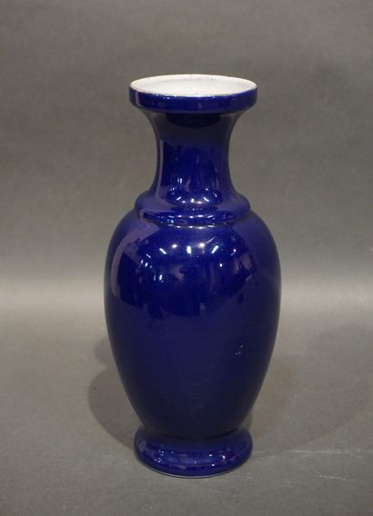 null Asian blue porcelain vase with birds decoration. 25 cm