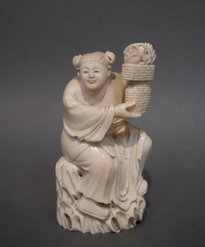 ASIE Statuette asiatique en ivoire: "Femme au panier de fleurs". 10 cm