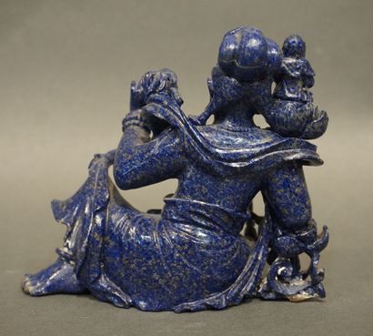 ASIE Divinité asiatique assise en pierre dure bleue. 12x14 cm