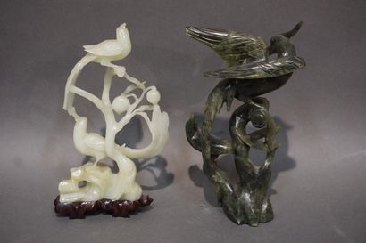 ASIE Deux statuettes asiatiques: "Oiseaux" en pierre dure verte (manques, accidents)....