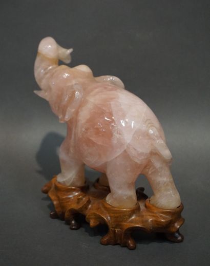 ASIE Statuette asiatique: "Eléphant" en quartz rose. 15x18 cm