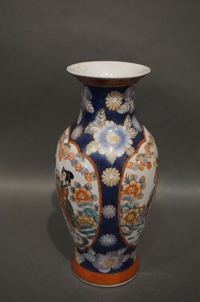 null Vase en porcelaine asiatique à décor d'élégantes. 30 cm