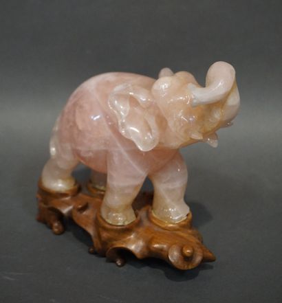 ASIE Statuette asiatique: "Eléphant" en quartz rose. 15x18 cm
