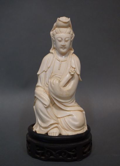 ASIE Figurine asiatique: "Kwanin assise". Signé. 15 cm