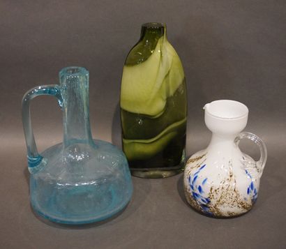 null Deux carafes et vase en verre polychrome.