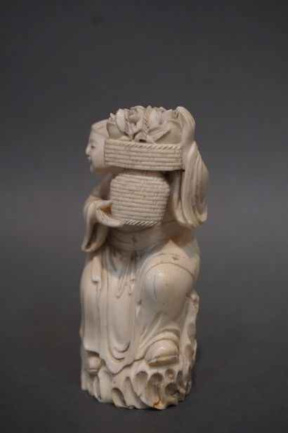 ASIE Statuette asiatique en ivoire: "Femme au panier de fleurs". 10 cm