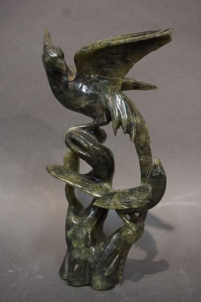 ASIE Deux statuettes asiatiques: "Oiseaux" en pierre dure verte (manques, accidents)....