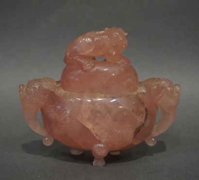 ASIE Vase couvert asiatique en quartz rose (manques). 10x12 cm