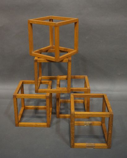 Cinq cubes en bois. 23x23x23 cm