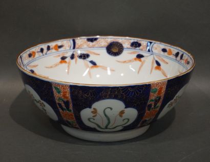 ASIE Porcelain bowl with imari decoration. 13x31,5 cm