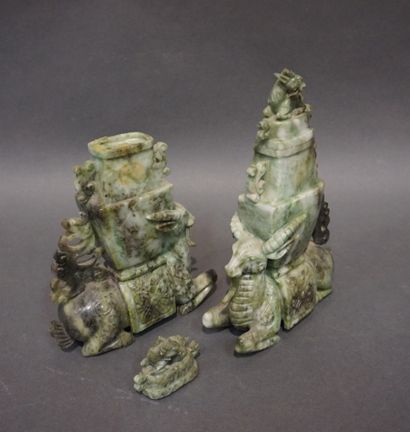 ASIE Paire de figurines asiatiques en pierre dure verte représentant des boucs surmontés...