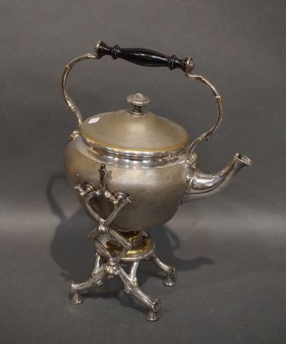 CHRISTOFLE Fontaine à thé en métal argenté à décor guilloché, à support quadripode...