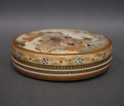 JAPON Boite ronde en céramique du Japon à décor satsuma d'élégantes devant un paysage....