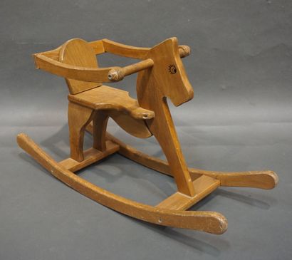 Cheval à bascule en bois. 47x78x31 cm