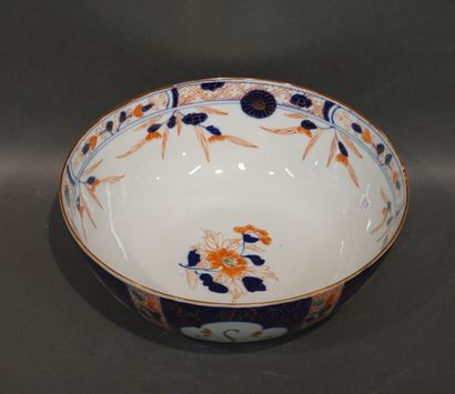 ASIE Porcelain bowl with imari decoration. 13x31,5 cm