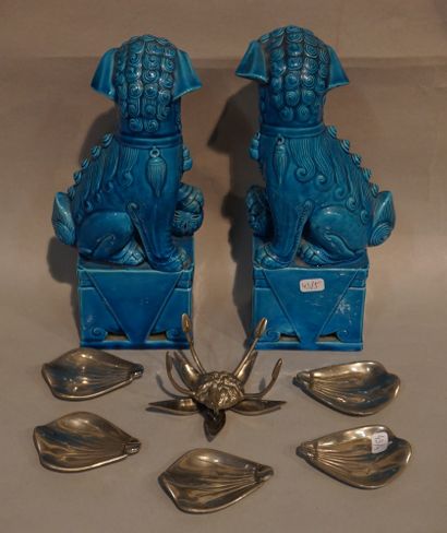 null 
Paire de chiens de fô en céramique bleu (25cm) et fleur en métal à pétales...