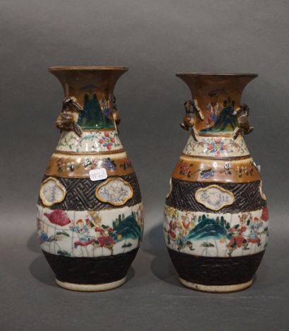 ASIE Paire de vases en faïence asiatique craquelée à décor de guerriers. 23,5 cm