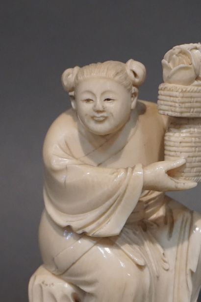 ASIE Statuette asiatique en ivoire: "Femme au panier de fleurs". 10 cm