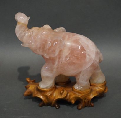 ASIE Statuette asiatique: "Eléphant" en quartz rose. 15x18 cm