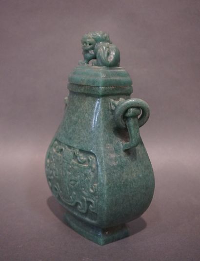 ASIE Vase couvert asiatique en pierre dure verte à prise en chien de fô. 21 cm