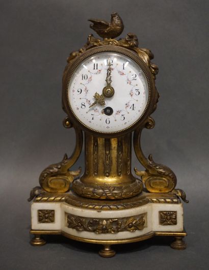 null Bronze and white marble clock decorated with a dove. Louis XVI style. 18 cm