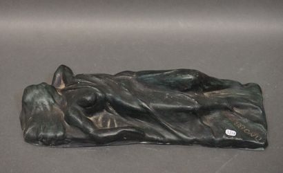 TINO "Lying woman" in ceramic with green patina. Signed and dated 88. 8x33x14 cm