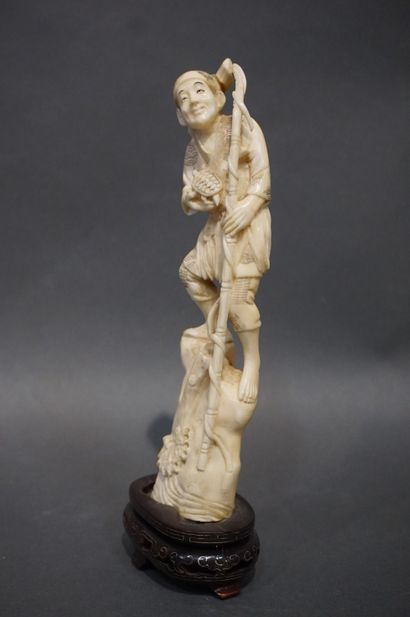 ASIE Statuette asiatique: "Homme à la perche tenant une tortue". 20 cm