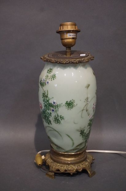 null Lampe en porcelaine asiatique à décor végétal sur fond vert à monture en laiton....