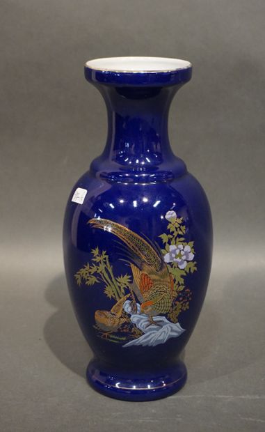 null Vase en porcelaine asiatique bleu à décor d'oiseaux. 25 cm