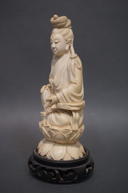 ASIE Statuette asiatique en ivoire: "Personnage assis sur un lotus". 19 cm