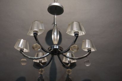 null Chandelier with six arms of light in chromed metal and glass, with pendants....