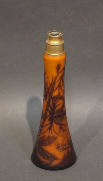 RICHARD Vaporisateur en verre multicouche à décor végétal sur fond orange. Signé...