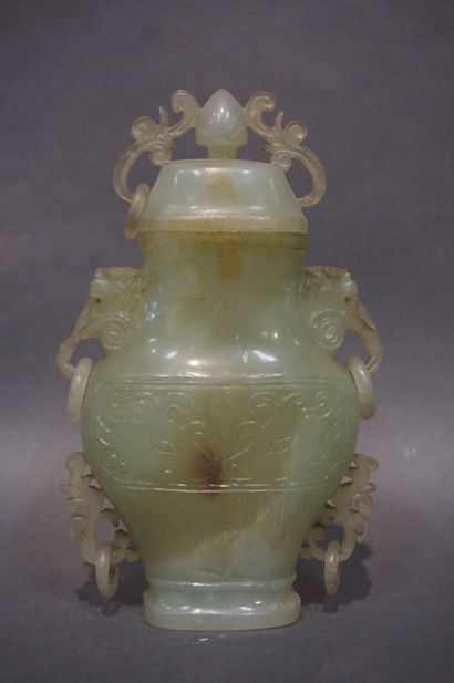 ASIE Vase couvert en pierre dure verte asiatique. 22 cm