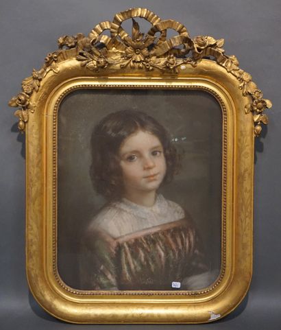null Ecole XIXe: "Portrait d'enfant", pastel dans un cadre en bois doré et sculpté...