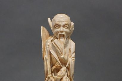 ASIE Figurine asiatique: "Homme au fagot et aux poissons" (manques). 24 cm