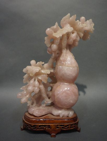 ASIE Statuette asiatique: "Oiseaux dans des branches" en quartz rose. 25 cm