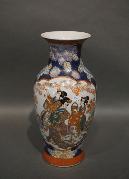 null Vase en porcelaine asiatique à décor d'élégantes. 30 cm