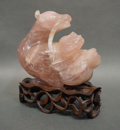 ASIE Statuette asiatique: "Oiseau tenant une fleur" en quartz rose. 17x20x10 cm