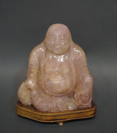 ASIE Statuette asiatique: "Bouddha assis" en quartz rose. 14x13 cm